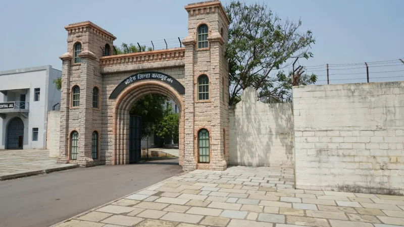 The Great Escape That Nobody Wanted: When Prison Paperwork Set 34 Inmates Free by Accident